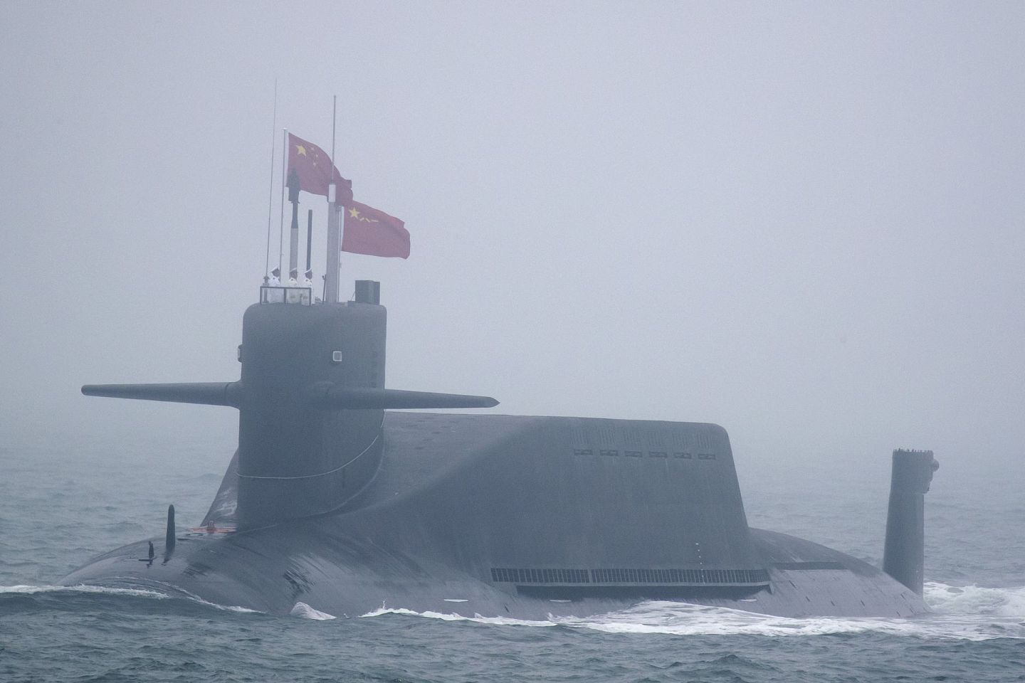 2019年4月23日中国解放军094A型核潜艇长征10号在青岛海域参与海上阅兵。（Getty）