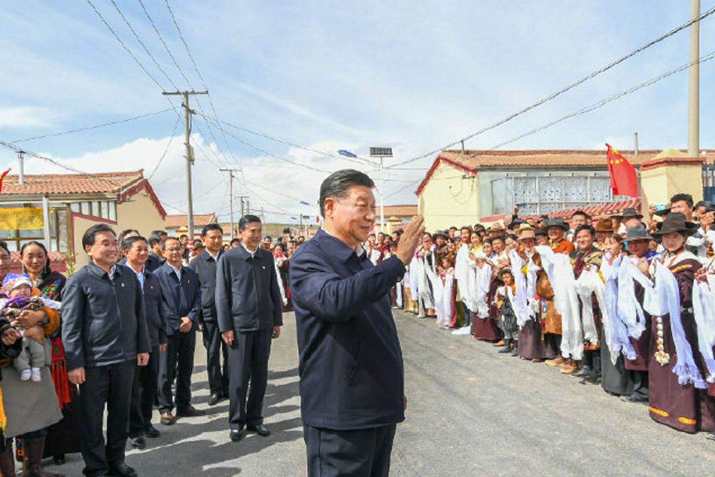 6月8日，习近平视察青海。图为习近平向民众招手。（微博@新华社）