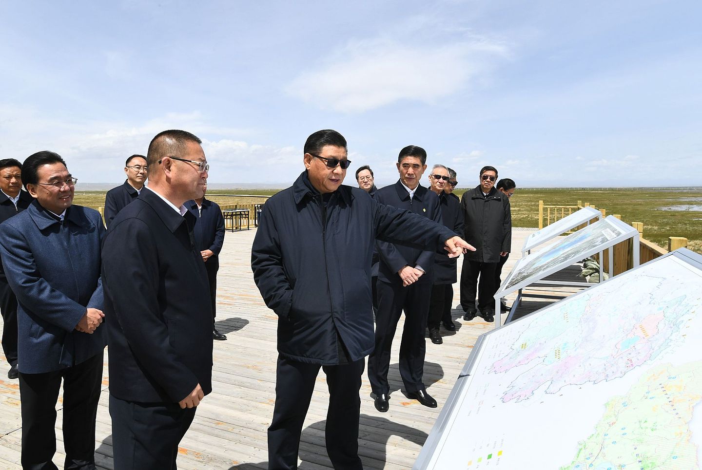 这是当天下午，习近平在青海湖仙女湾听取祁连山和青海湖生态环境保护等情况介绍，并实地察看青海湖环境综合治理、生物多样性保护工作成效。（新华社）