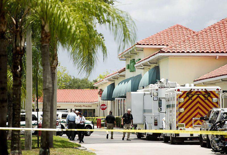 佛州皇家棕榈海滩的一家大众超市(Publix)连锁分店10日发生枪击案，一对祖孙在店内被一名男子开枪射死，枪手行凶后开枪自尽。 图为警正封锁现场调查。 (美联社)