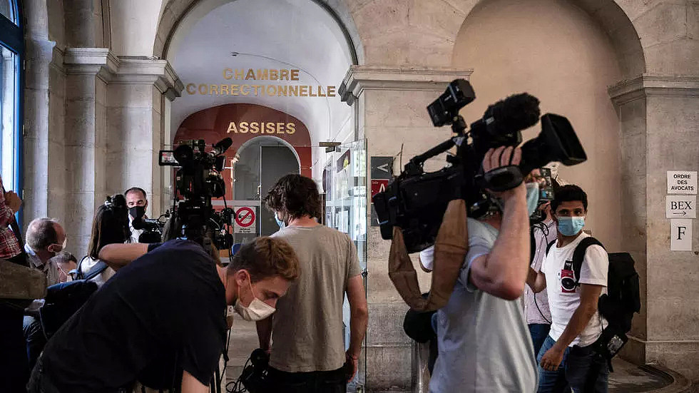 2021年6月10日，在瓦朗斯法院前，等待的媒体记者们。