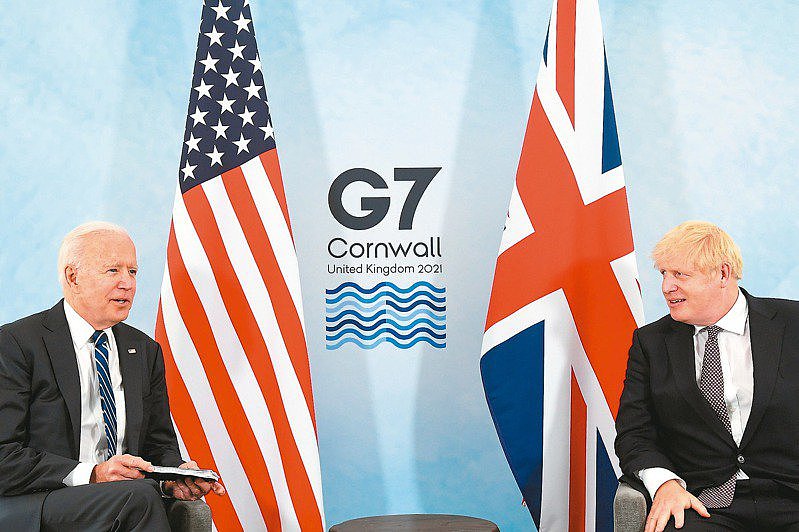 美国总统拜登（左）与英国首相强生（右）十日举行会谈。 （路透）