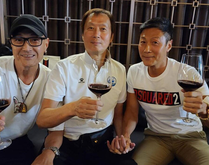 62岁卢惠光晒近照，与任达华元彪等好友聚餐，几人把酒言欢感情好（组图） - 1