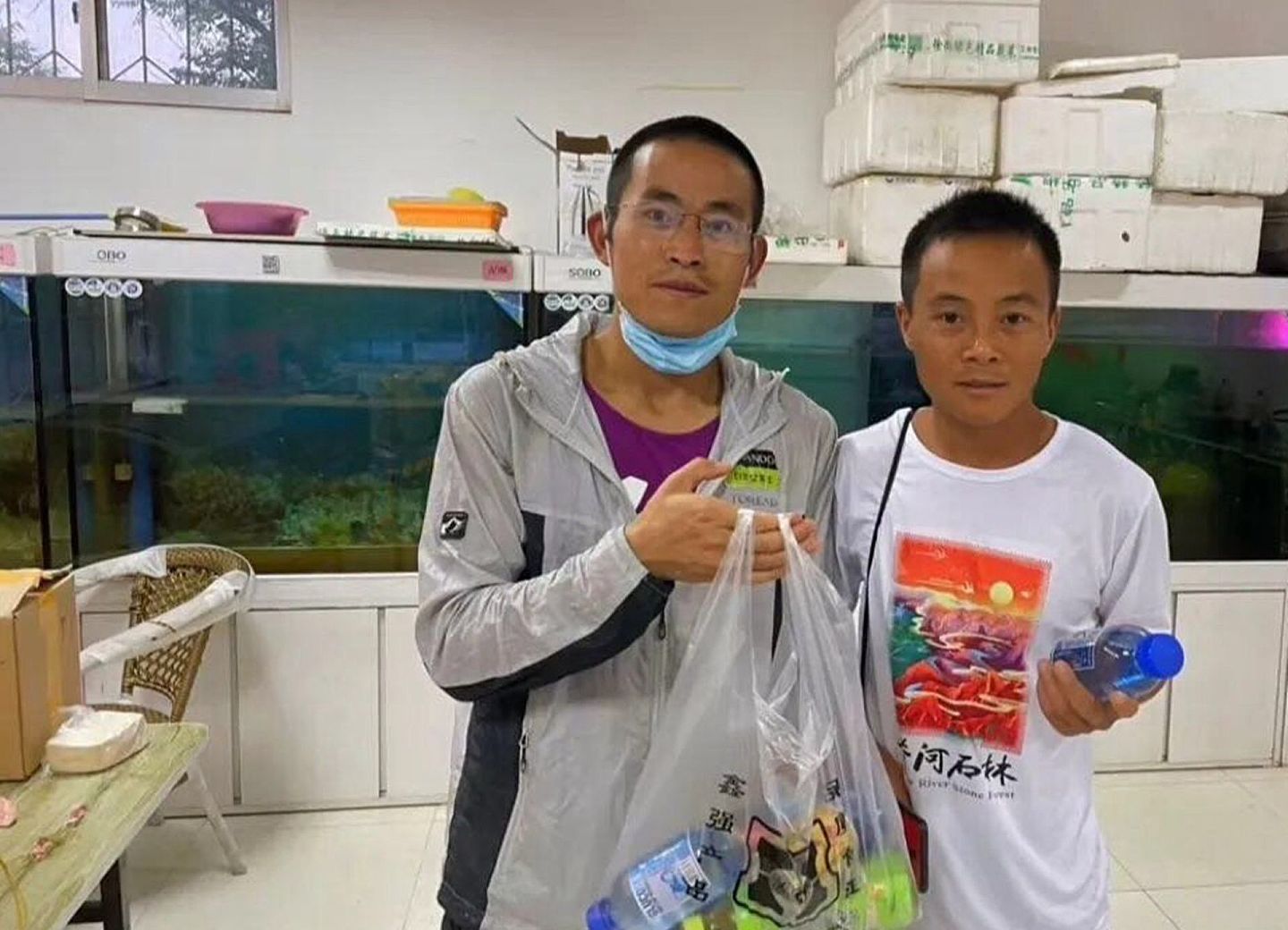 梁晶（左）是中国国内顶尖的越野选手之一，他在此前甘肃举行的马拉松比赛中死亡，被外界广为关注。（微博@dym吉祥）