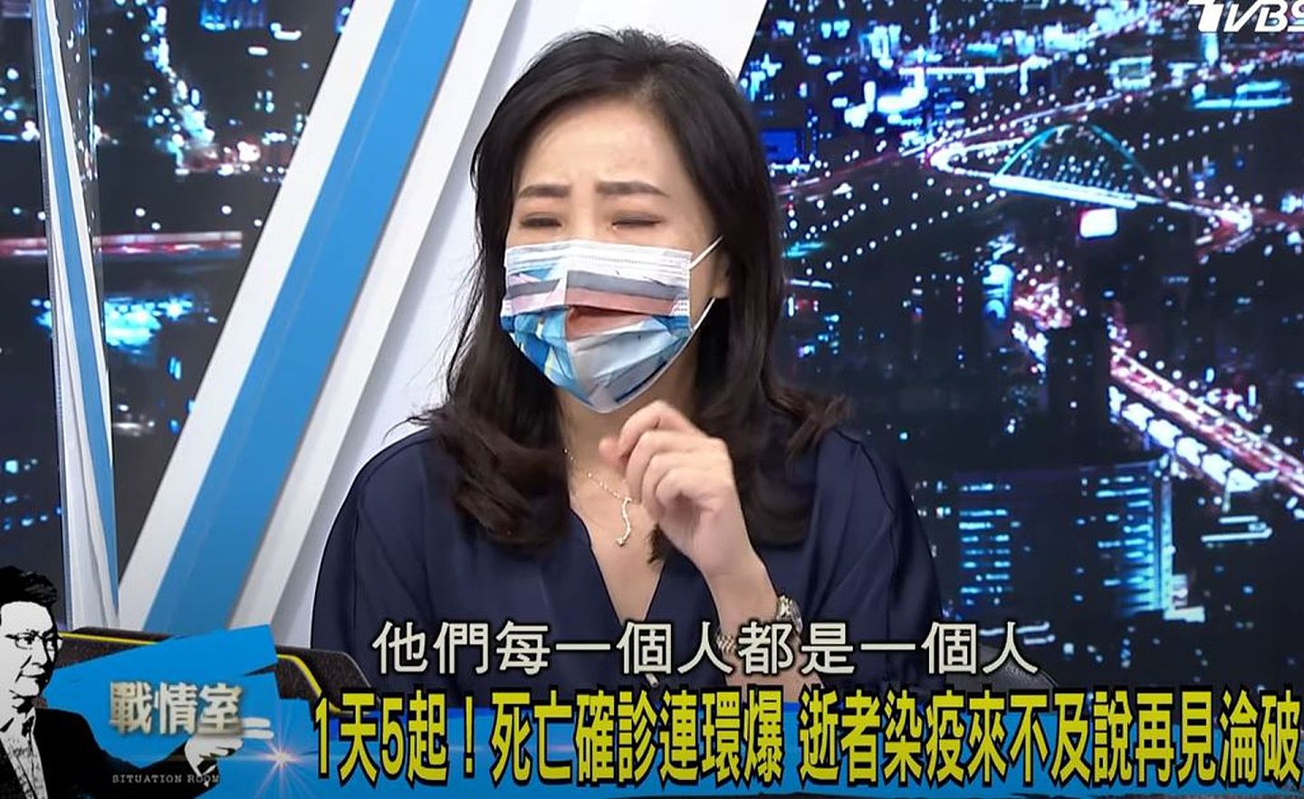 女嘉宾尹乃菁在少康战情室节目中为暴毙的台湾摄影师感到不舍。（Youtube@少康战情室视频截图）