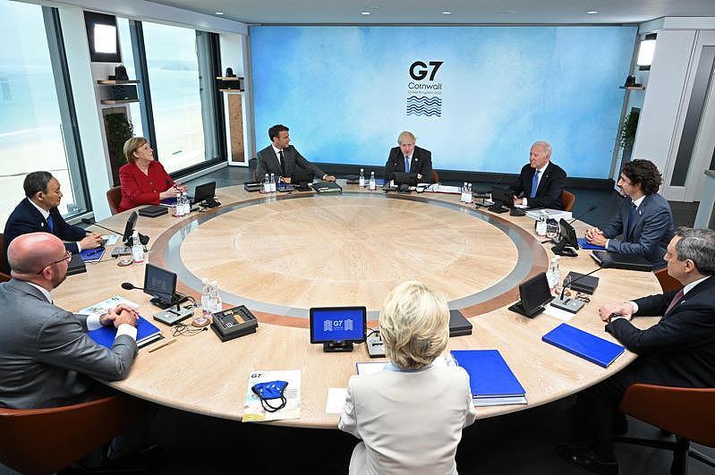 G7峰会在英国康瓦尔(Cornwall)举行，与会的各国领导人摘下口罩，举行圆桌...