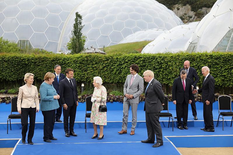 英国女王伊丽莎白二世11日参加G7峰会招待会，与到会的各国领导人见面。 (路透)