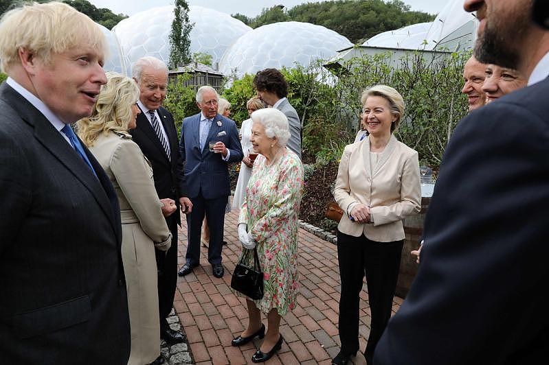 英国女王伊丽莎白二世11日参加G7峰会招待会，与到会的各国领导人寒暄对话。 (Getty Images)