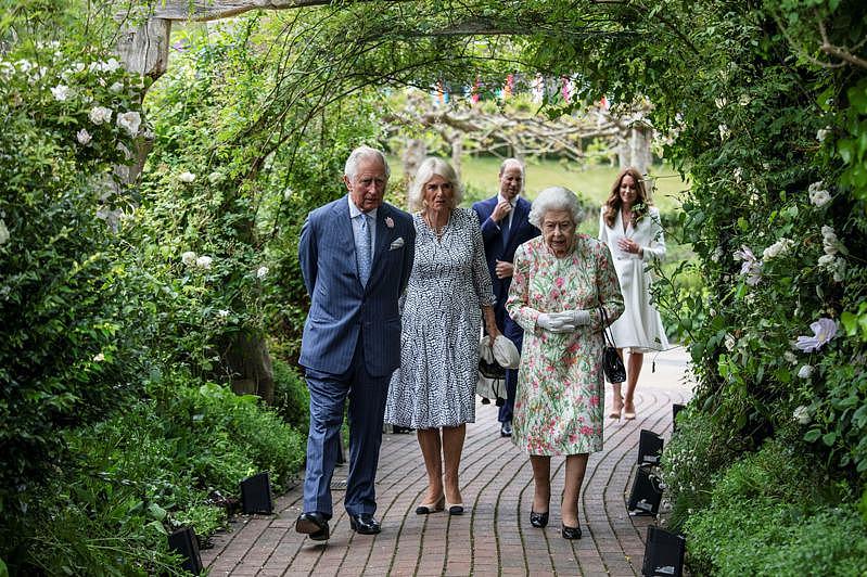 英国女王伊丽莎白二世、查理王子夫妇、威廉王子夫妇，一家三代人于11日参加G7峰会...