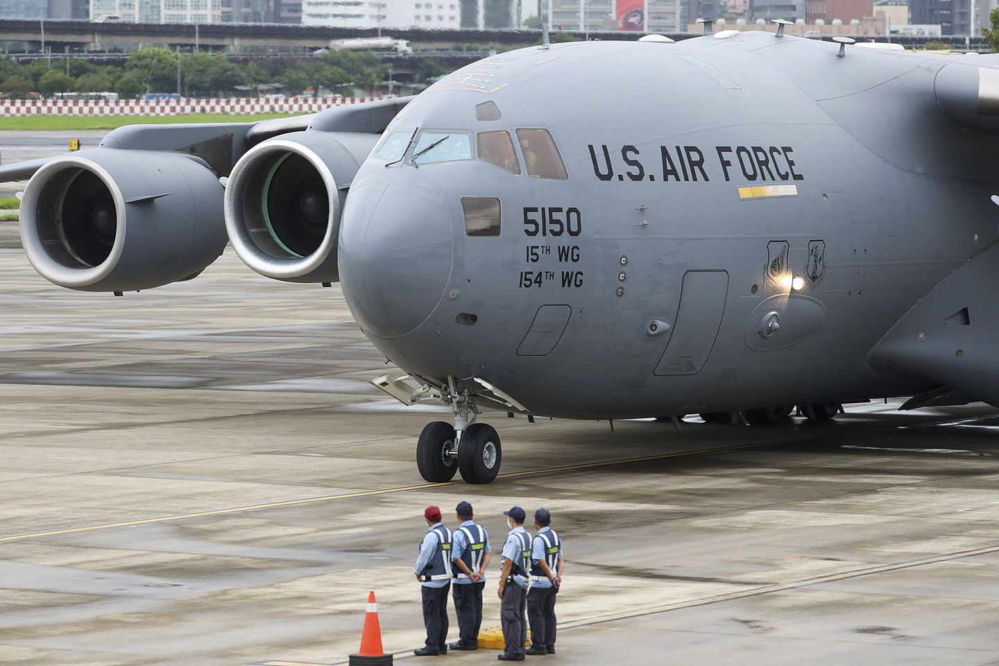 2021年6月6日上午，机身上清楚写着“U.S. AIR FORCE”（美国空军）字样的美军C-17运输机飞抵台北松山机场。 （AP）