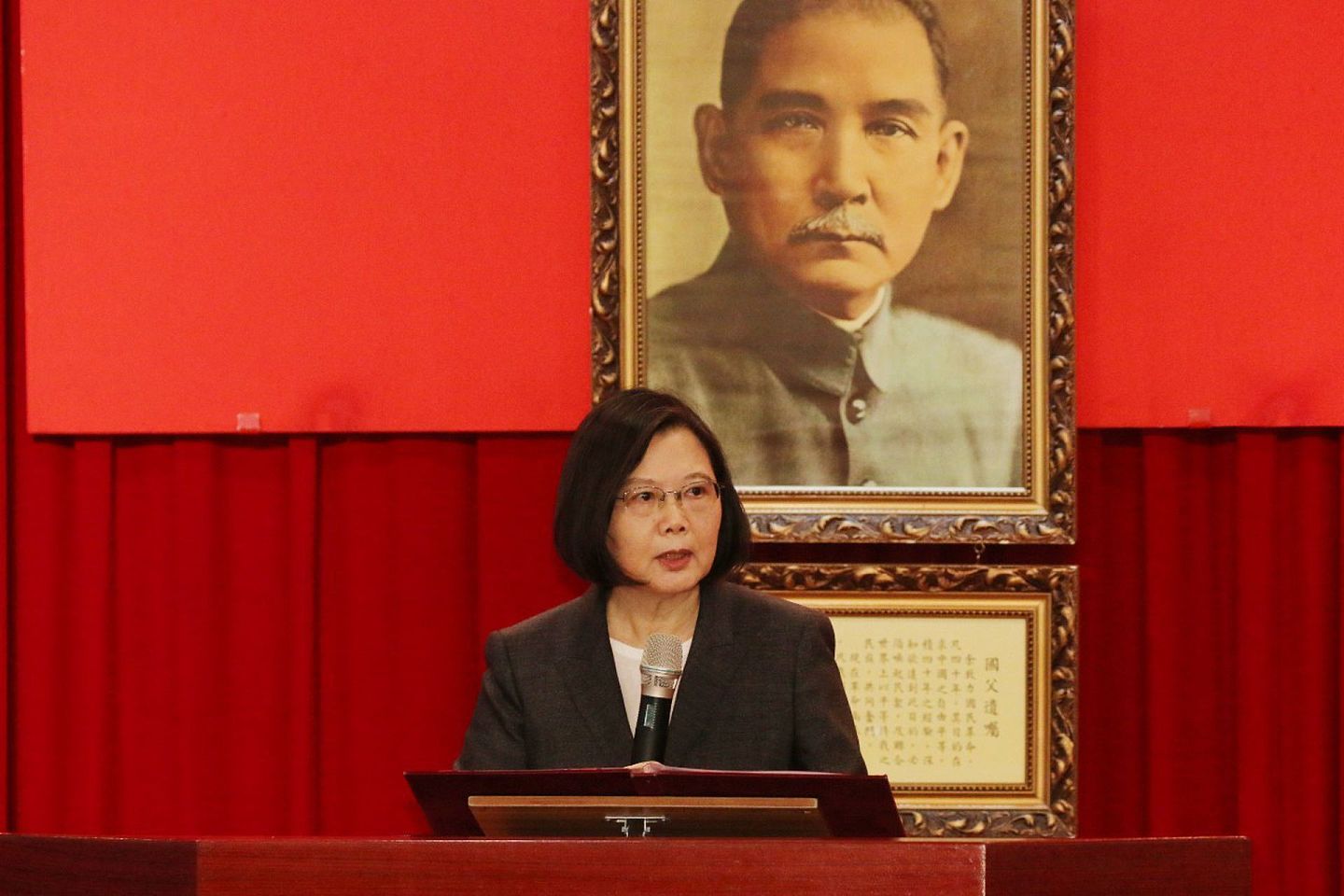 台湾总统蔡英文背后的孙中山像，大陆每年