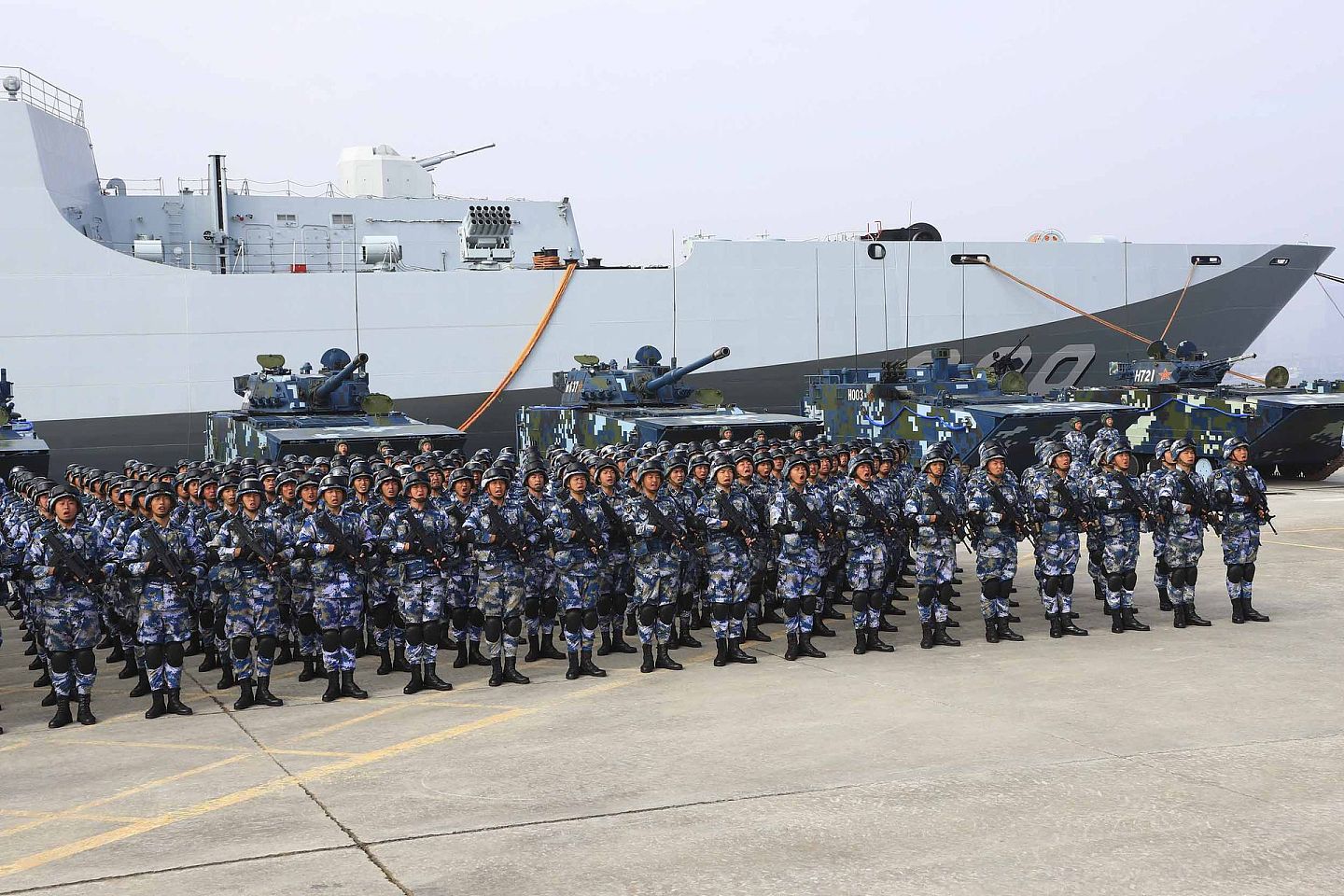 北京从未放弃武统台湾的选项，在两岸和平统一无望时，武统是唯一选项。图为2018年1月3日，解放军海军陆战队准备展开登岛作战训练。（VCG）