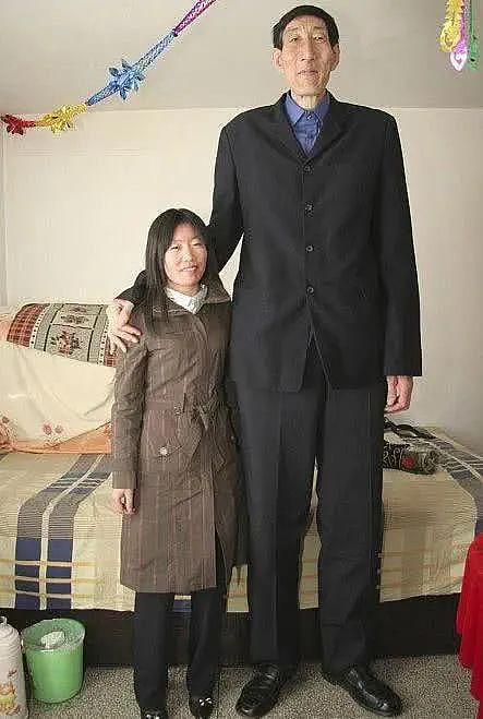 中国第一巨人：56岁闪婚小28岁妻子，不顾劝阻生下儿子，14年后怎么样了？（组图） - 10