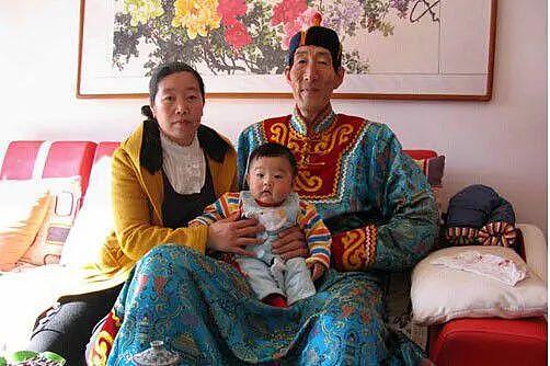 中国第一巨人：56岁闪婚小28岁妻子，不顾劝阻生下儿子，14年后怎么样了？（组图） - 11