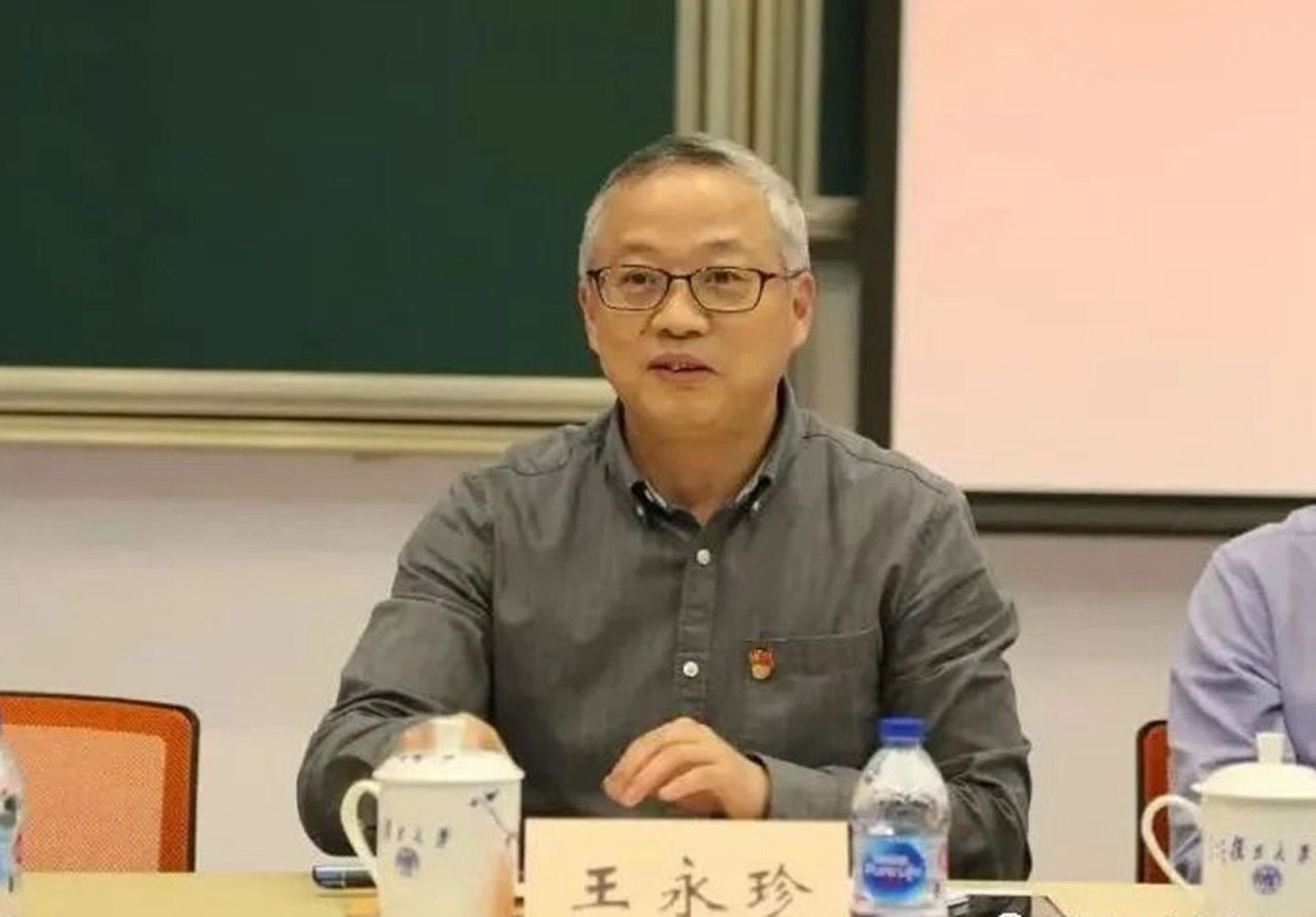 北京时间6月7日，中国知名学府上海复旦大学发生了命案，一名教职人员持刀将该校某学院的中共党委书记割喉杀害。（微博@韩复龄）