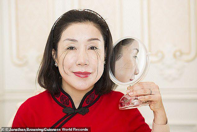 中国女子睫毛长达20.5厘米，打破吉尼斯记录，医生对此现象也很困惑（组图） - 2