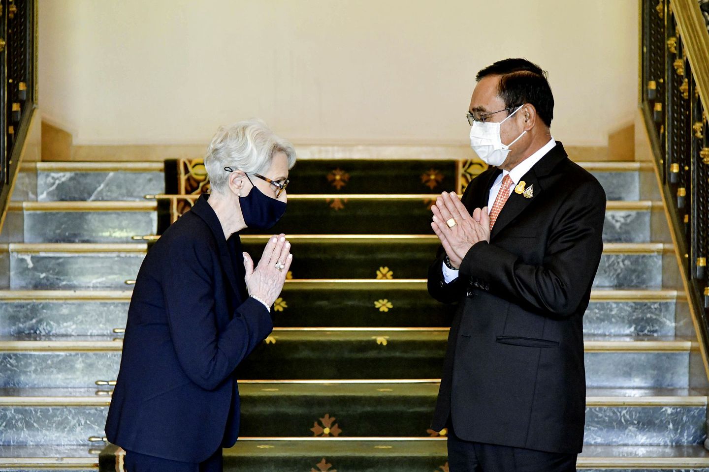 2021年6月2日，美国副国务卿谢尔曼与泰国总理巴育（右）会晤前互动。（AP）