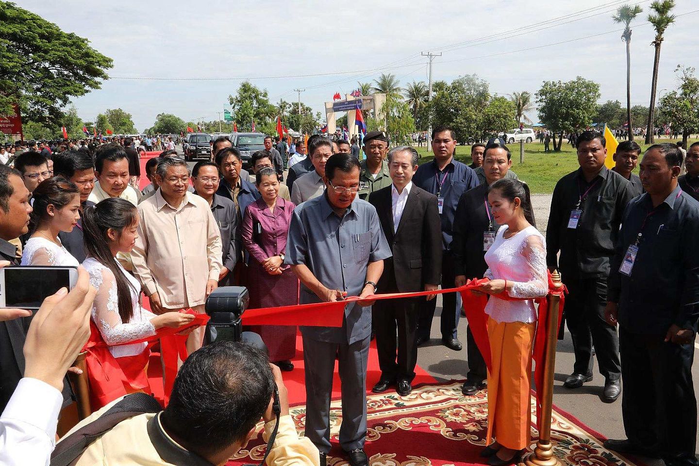 2018年6月11日，由中国政府优惠贷款建设的柬埔寨6号公路在磅通省举行启用仪式，柬埔寨首相洪森到场祝贺剪彩。（新华社）