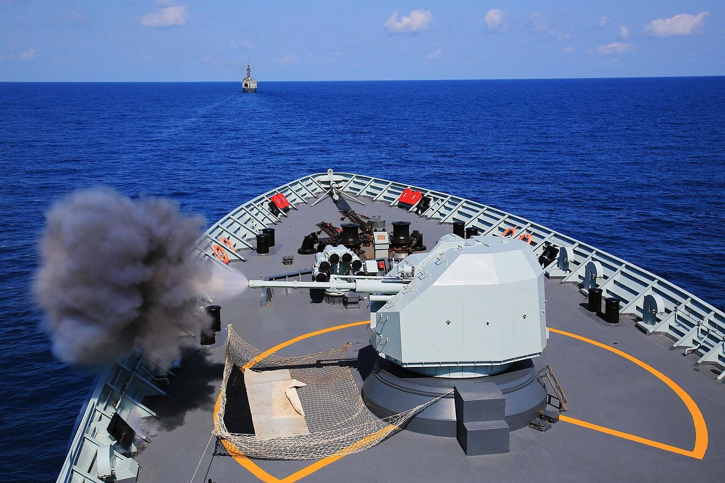 2018年9月7日，澳大利亚“卡卡杜-2018”多国海军联演进行实战化演练。中国海军黄山舰在达尔文港外海比格尔湾参加了主炮对海实弹射击、编队防空等实战化科目的演练。（视觉中国）