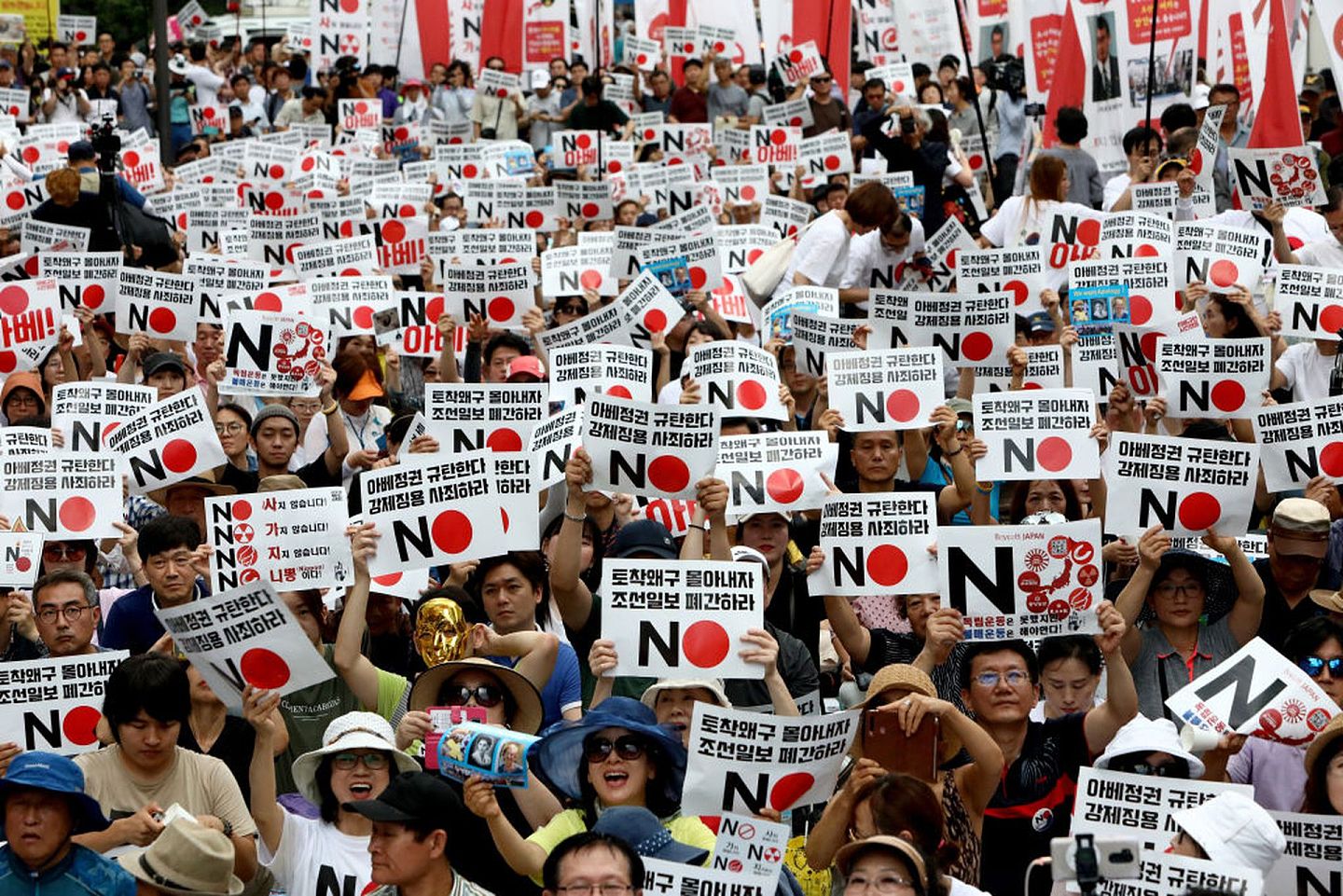 在日本2019年7月对韩国实行三种半导体原材料出口管制后，韩国爆发的抗议游行。（Getty）