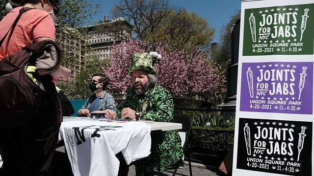 美国纽约联合广场旁支持大麻合法化活动人士向已接种疫苗民众派发大麻烟（20/4/2021）