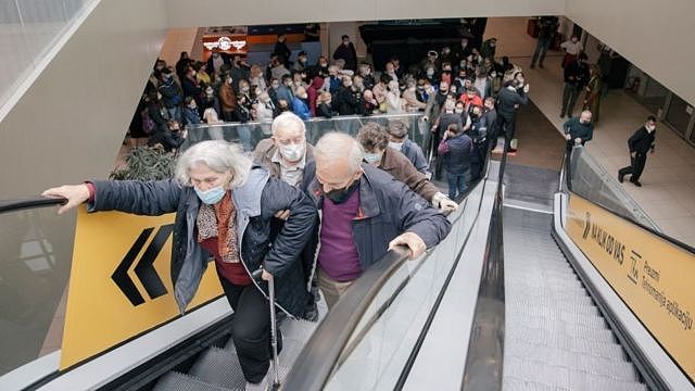 塞尔维亚贝尔格莱德某购物中心内群众在电扶梯上排队等候接种疫苗（6/5/2021）