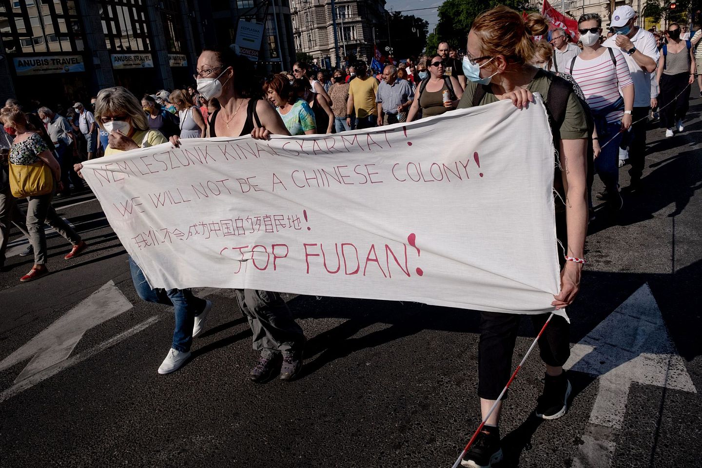 匈牙利首都布达佩斯的民众于6月5日上街，抗议政府计划在当地开设复旦大学匈牙利校区。（Getty Images）