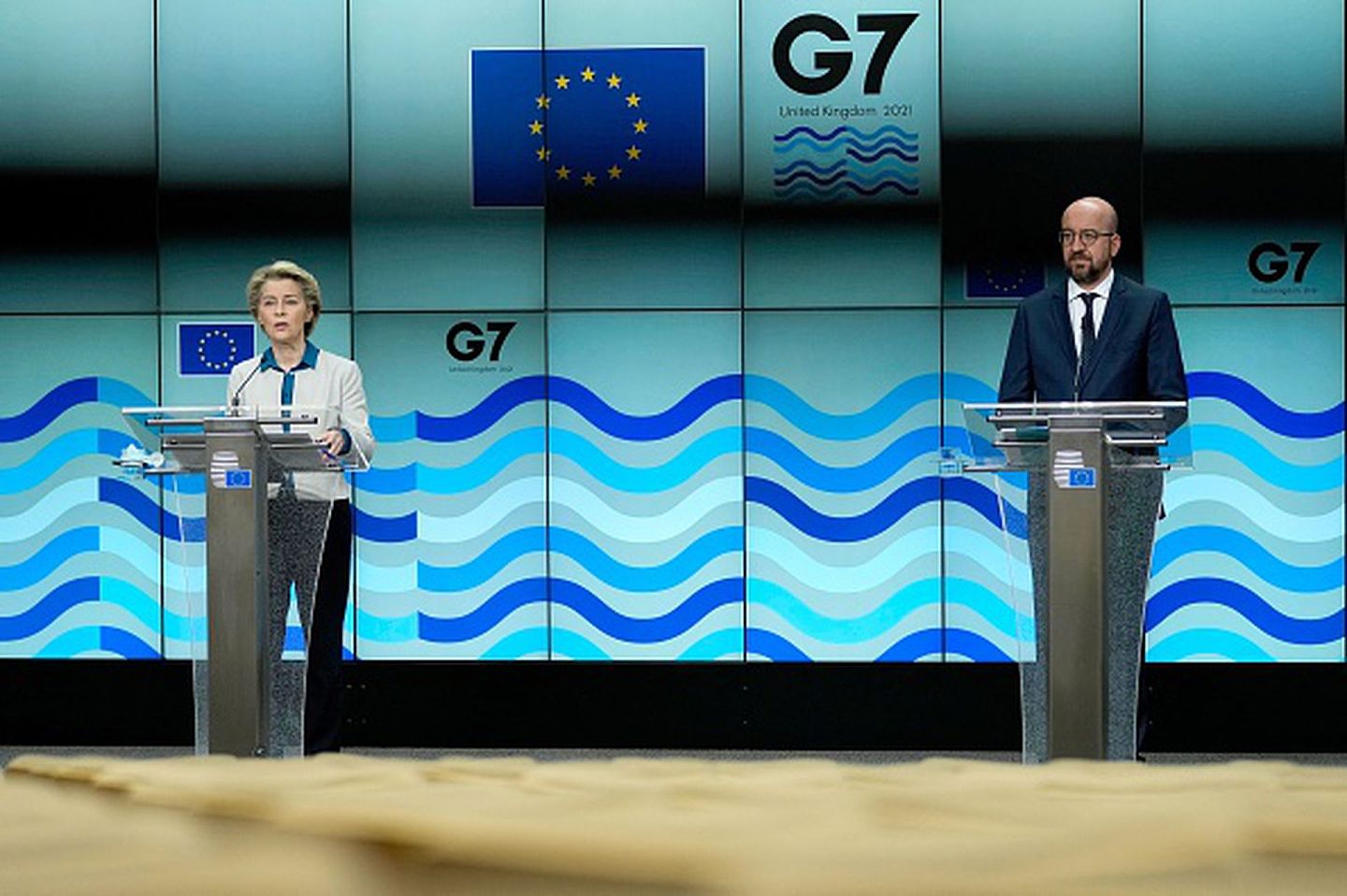 2021年6月10日，欧委会主席冯德莱恩（左）与欧盟理事会主席米歇尔（右）在布鲁塞尔欧盟总部共同出席有关G7峰会筹备情况的新闻发布会。（Getty Images）