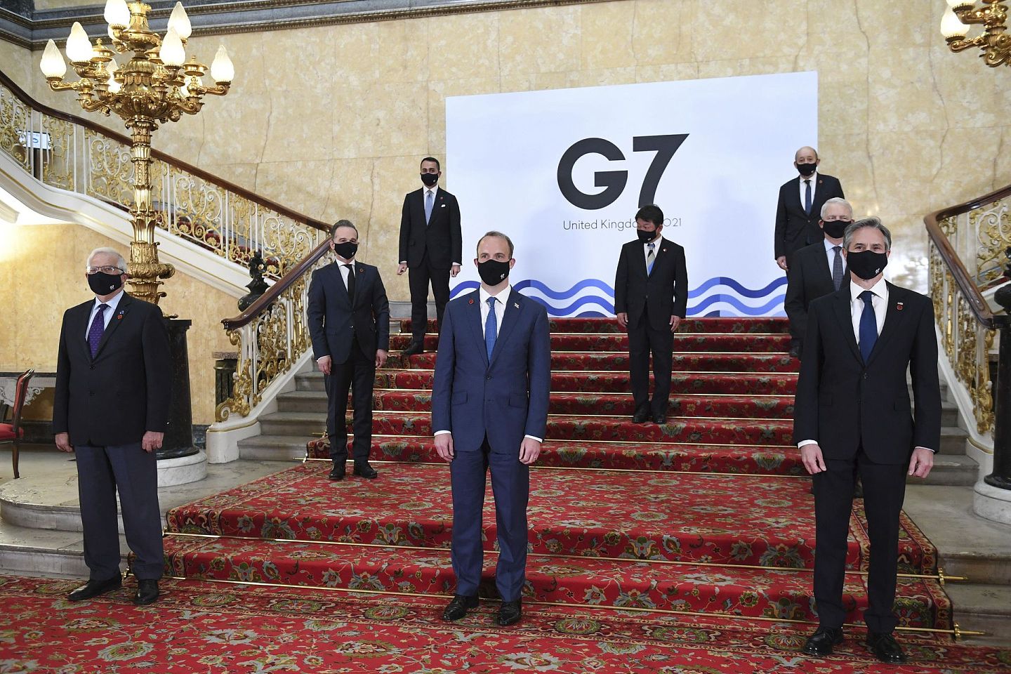 2021年5月4日，七国集团（G7）外交部长戴着口罩，拍摄集体照。（AP）