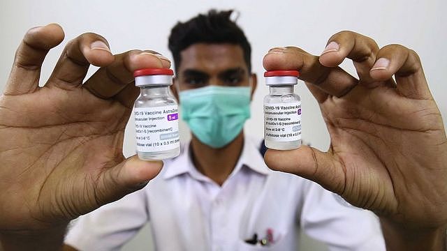 巴基斯坦的医护工作者拿着阿斯利康疫苗瓶
