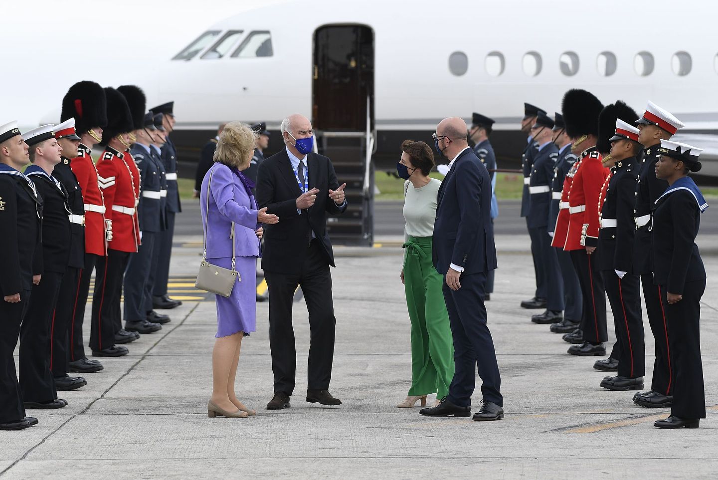 2021年6月10日，欧洲理事会主席米歇尔（右一）在机场与随行人员交谈。（AP）