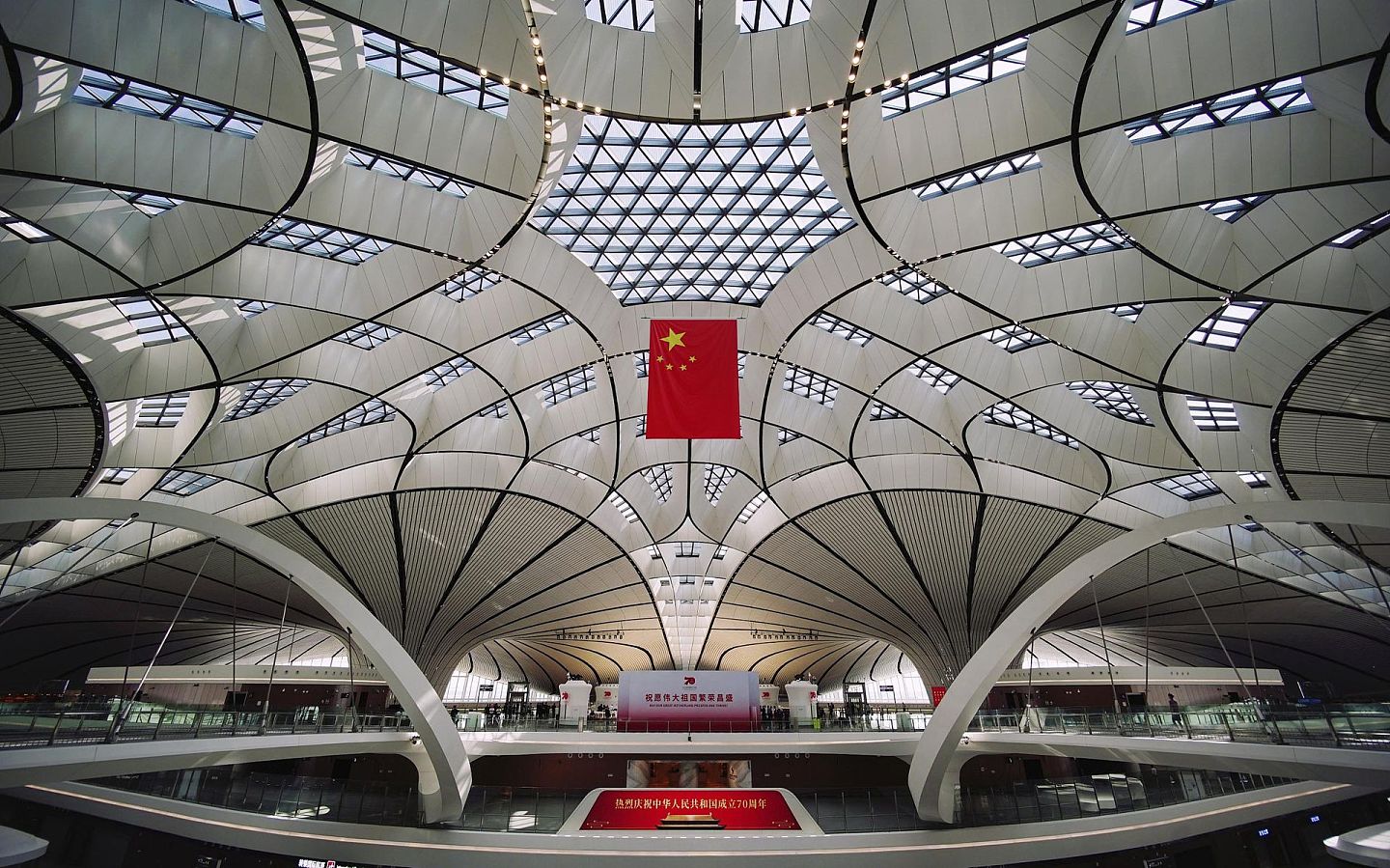 2019年9月25日，北京大兴国际机场举行投运仪式，标志着正式投入运营。（视觉中国）