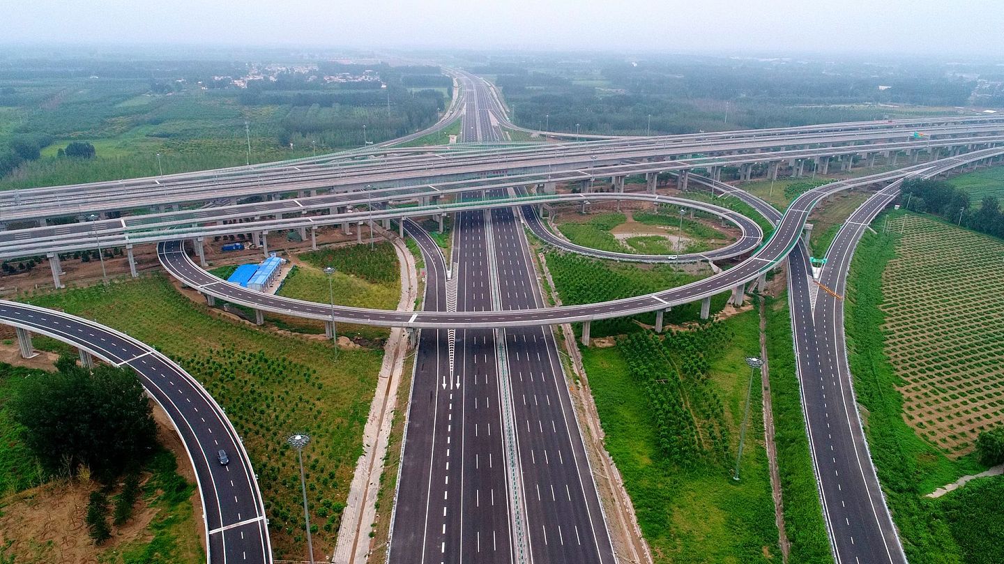 2019年8月5日，连接北京大兴国际机场的高速公路。（视觉中国）