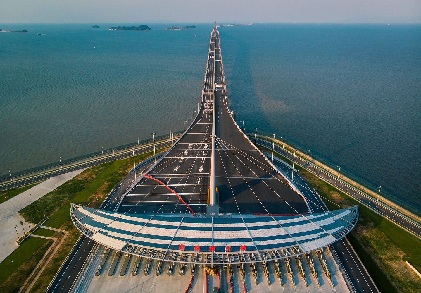 2018年10月24日，港珠澳大桥正式通车。（视觉中国）