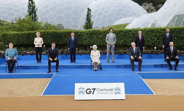 英王室为G7举行招待会！女王粉绿花裙最耀眼，凯特白裙输给卡米拉（组图） - 3