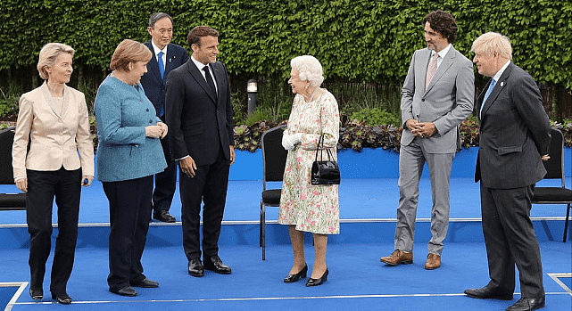 英王室为G7举行招待会！女王粉绿花裙最耀眼，凯特白裙输给卡米拉（组图） - 4