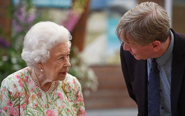 英王室为G7举行招待会！女王粉绿花裙最耀眼，凯特白裙输给卡米拉（组图） - 7