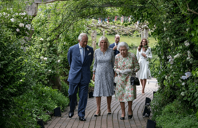 英王室为G7举行招待会！女王粉绿花裙最耀眼，凯特白裙输给卡米拉（组图） - 8