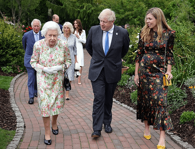 英王室为G7举行招待会！女王粉绿花裙最耀眼，凯特白裙输给卡米拉（组图） - 9