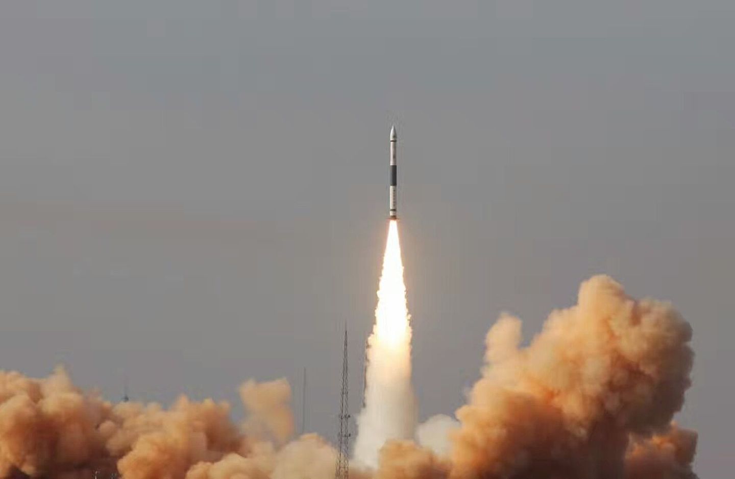 中国发射的“快舟”系列运载火箭，这种小型火箭能够在战时快速发射，及时补充损失的卫星。（中国航天科工集团官网）