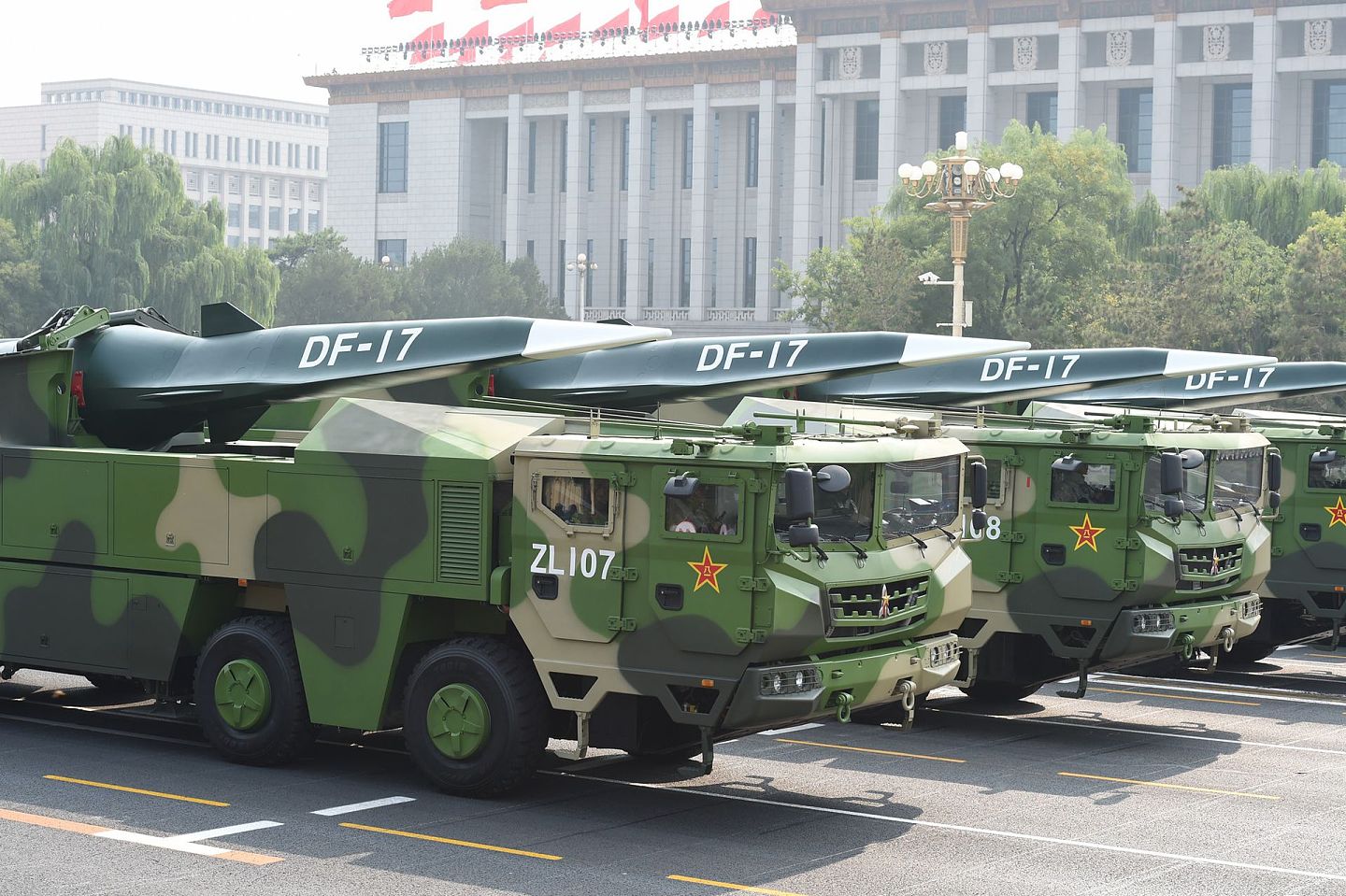 中国在2019年10月1日公开展示的东风-17高超音速导弹，这种导弹能够在西太平洋地区撕裂美军反导网络。（新华社）