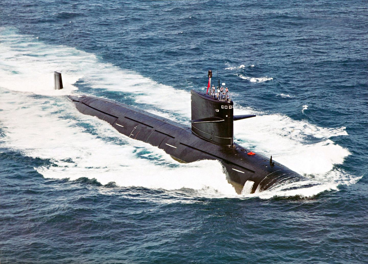 中国海军093型攻击核潜艇以其较强的生存能力和隐蔽能力，能够对美国海上舰船形成威胁。（超大论坛）