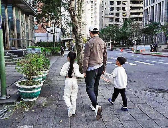 汪小菲十分爱孩子，在台湾就常带着一对儿女外出散步，孩子们也对爸爸感情很深。（翻摄自汪小菲微博）