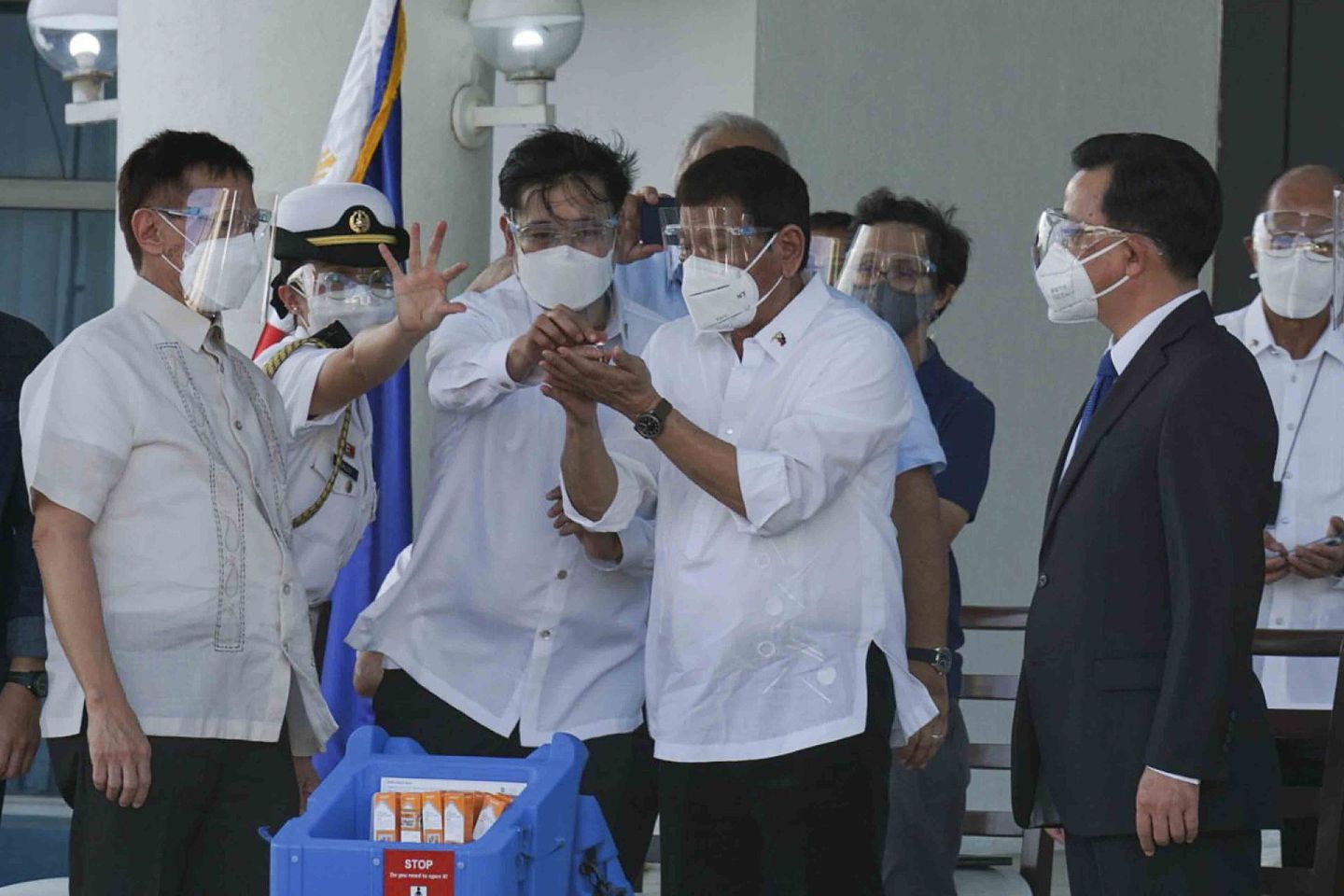 2021年2月28日，中国新冠肺炎疫苗抵达菲律宾马尼拉的维拉莫空军基地，杜特尔特查看。（AP）