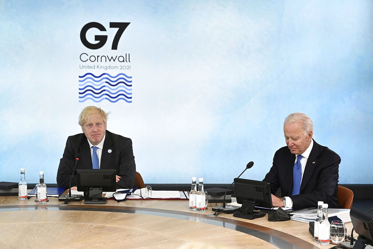 G7峰会：图为6月11日英国首相约翰逊（左）和美国总统拜登（右）在英国卡比斯湾坐在圆桌旁。（AP）