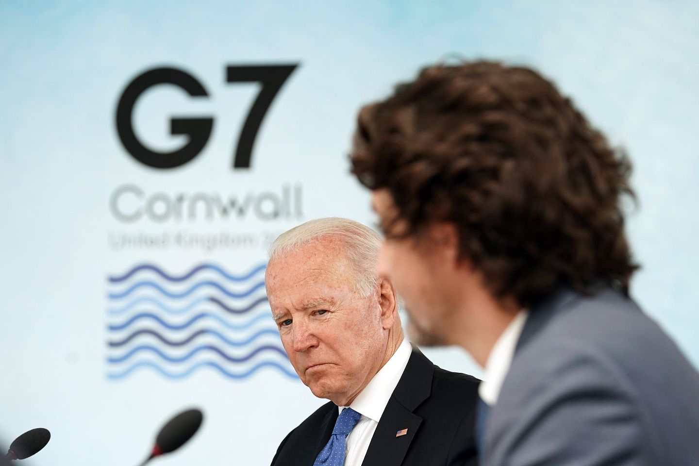 G7峰会：图为6月11日美国总统拜登（左）与加拿大总理特鲁多（右）在英国卡比斯贝出席七国集团峰会。（AP）