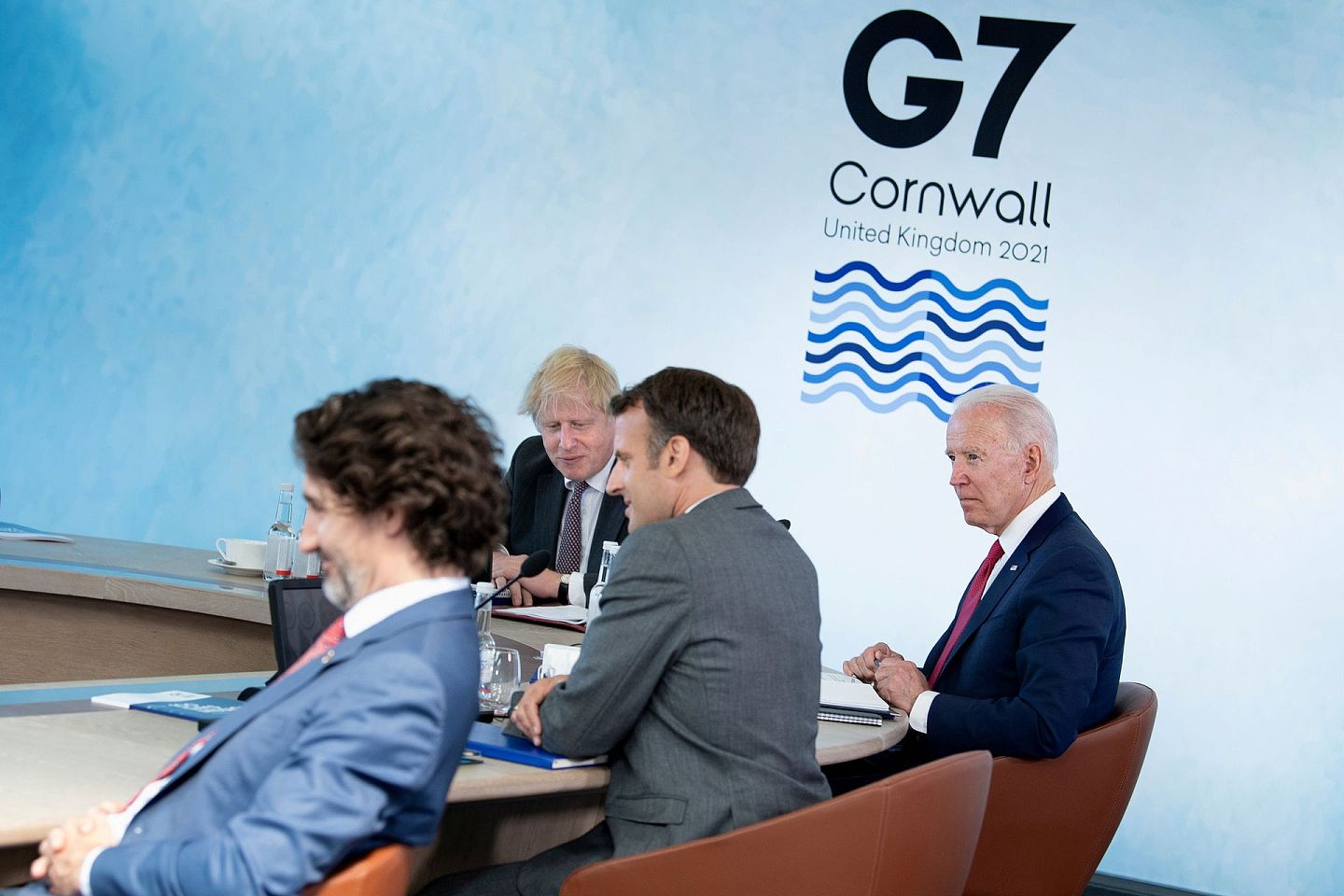 七国集团（G7）峰会6月12日进入第二天会期，图为英国首相约翰逊、美国总统拜登、法国总统马克龙及加拿大总理特鲁多出席会议。（Reuters）