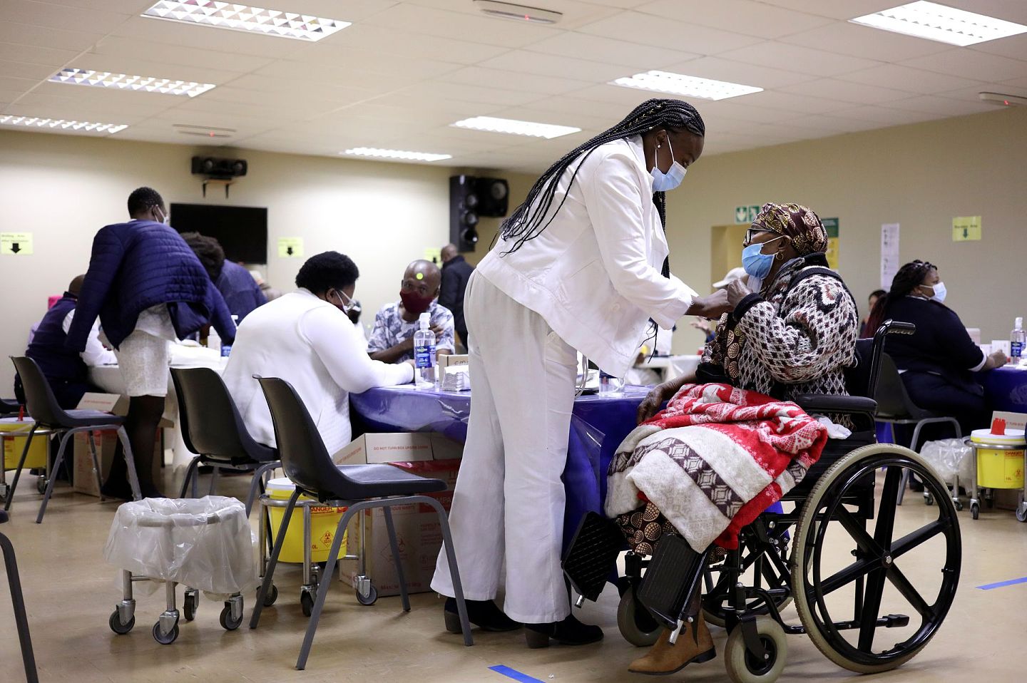 5月17日，南非约翰内斯堡的医护人员为长者接种疫苗。（Reuters）