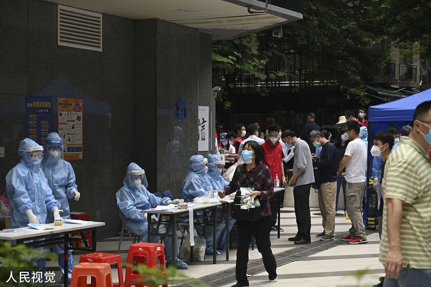 广州疫情升级，官方组织民众进行核酸监测加紧排查。（视觉中国）
