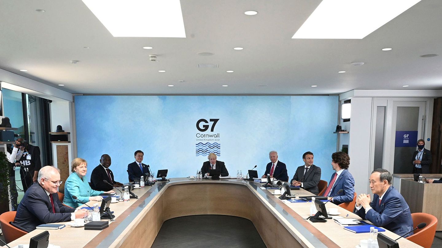 2021年6月12日，G7峰会在英国举行，美国总统拜登（右四）、英国首相约翰逊（中）与德国总理默克尔（左二）等出席。（AP）